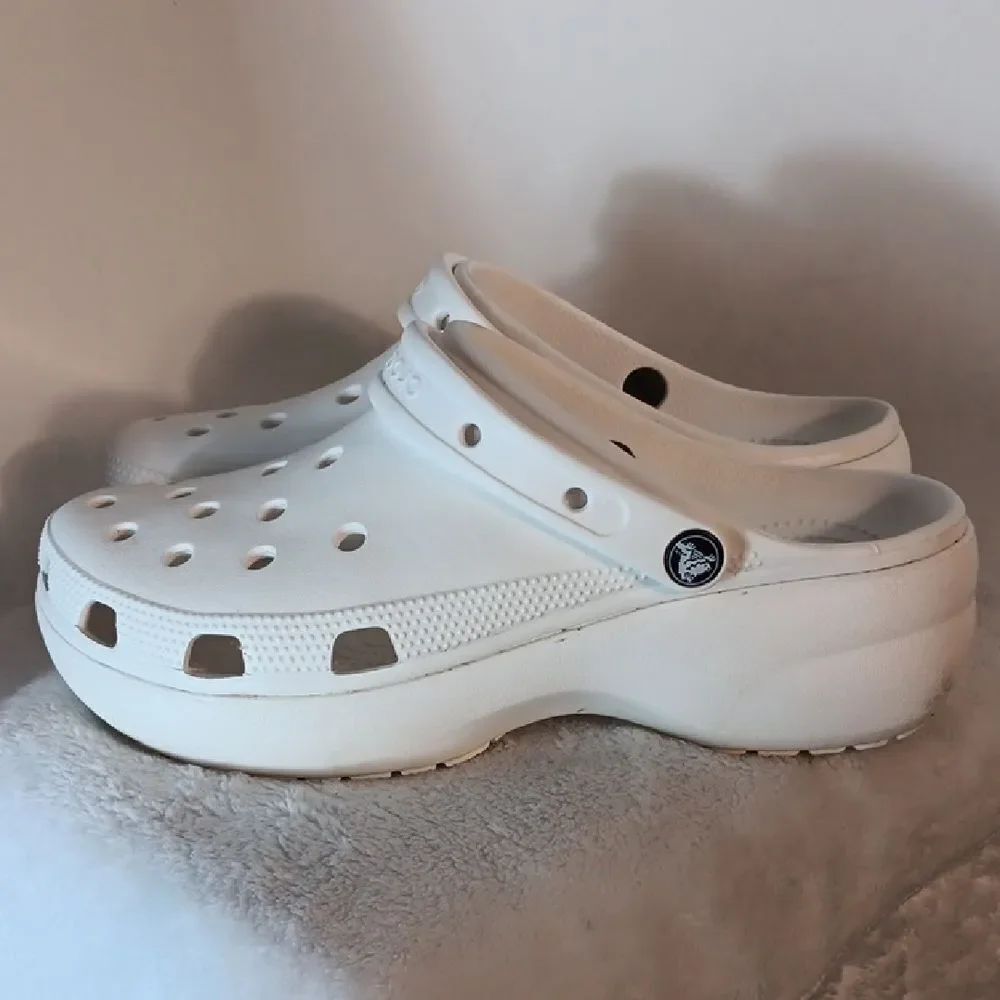 CROCS Classic White Women's Clogs
